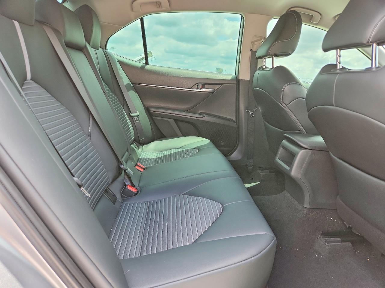 2019 TOYOTA CAMRY SE photo 10