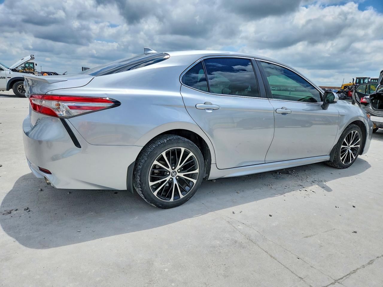 2019 TOYOTA CAMRY SE photo 3