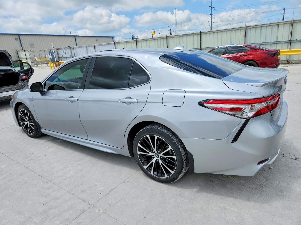 2019 TOYOTA CAMRY SE photo 2