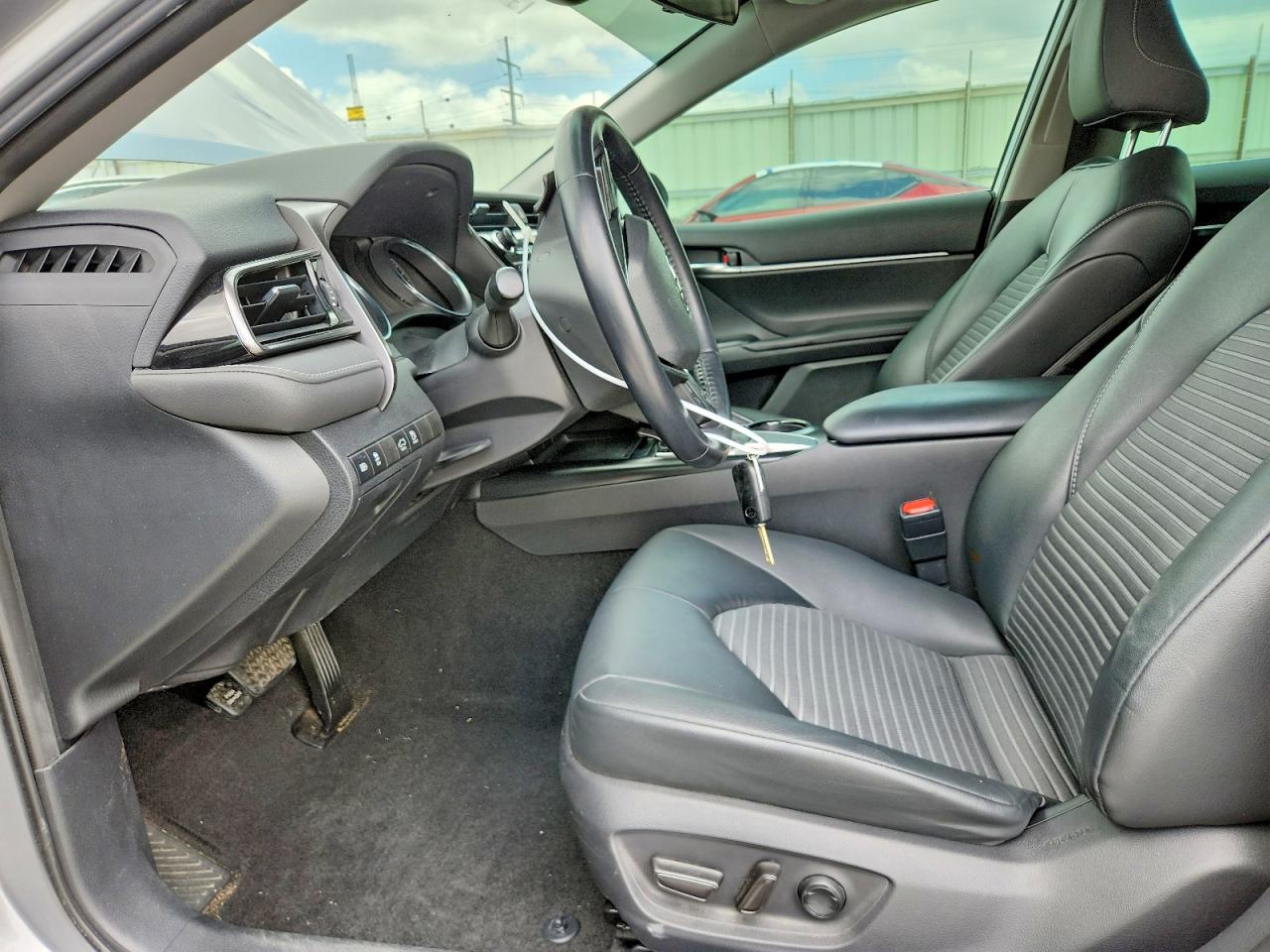2019 TOYOTA CAMRY SE photo 7