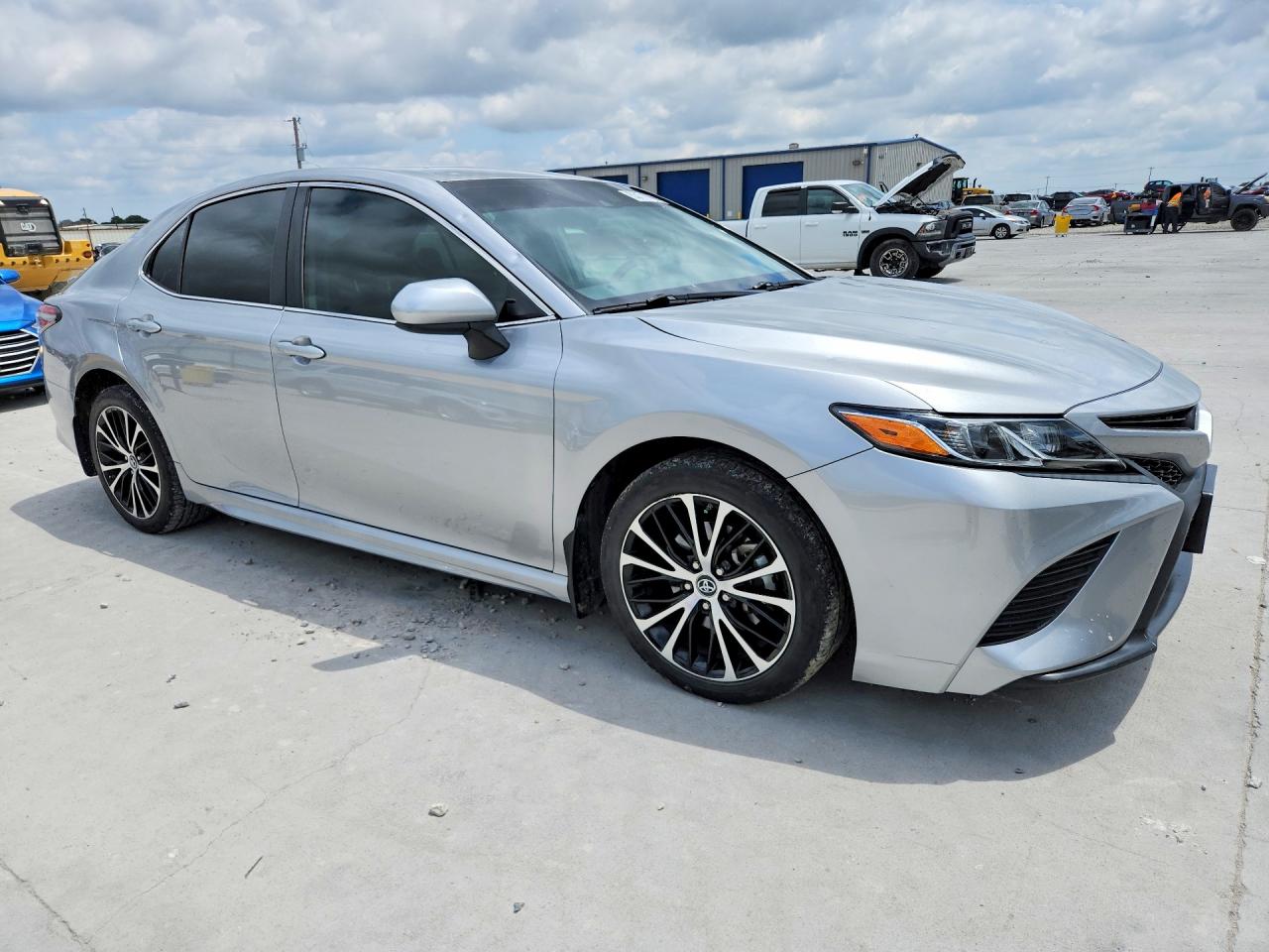 2019 TOYOTA CAMRY SE photo 4