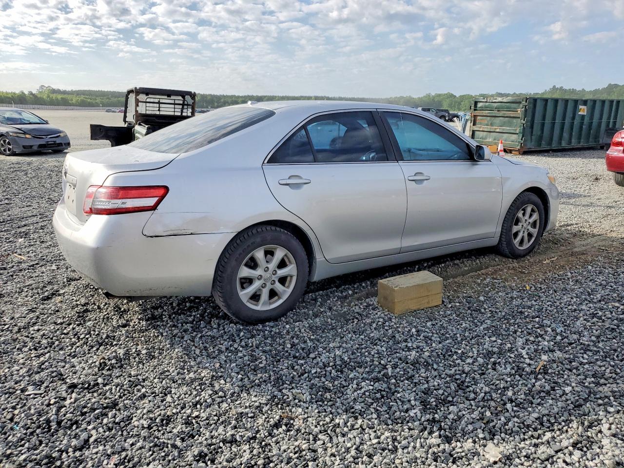 2011 TOYOTA CAMRY LE photo 5