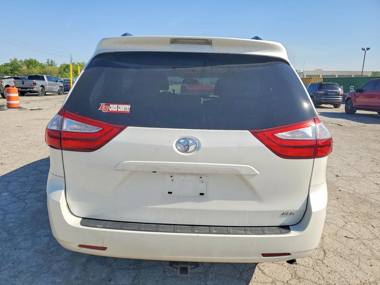 2015 TOYOTA SIENNA XLE 8-PASSENGER photo 11