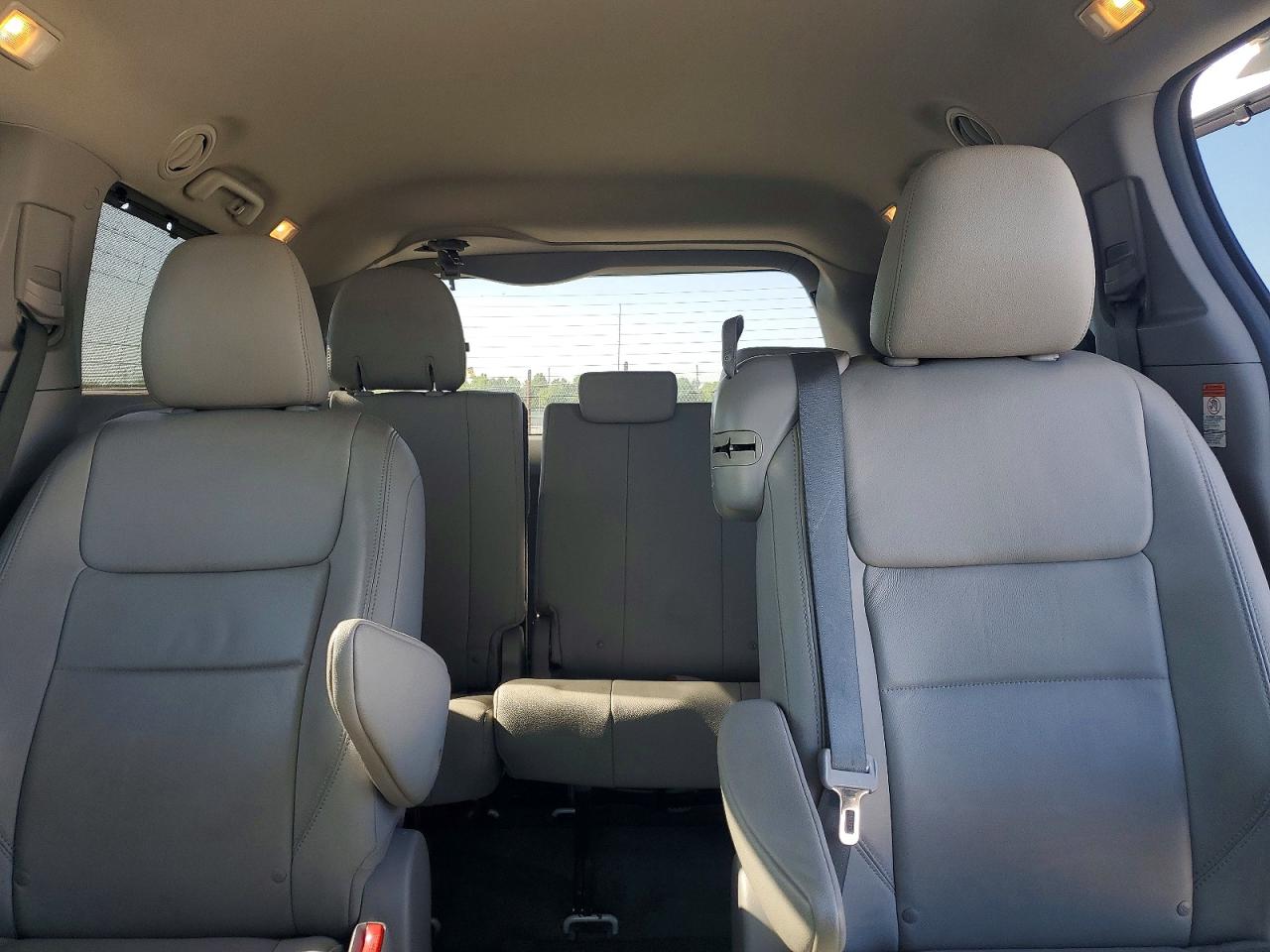 2015 TOYOTA SIENNA XLE 8-PASSENGER photo 19