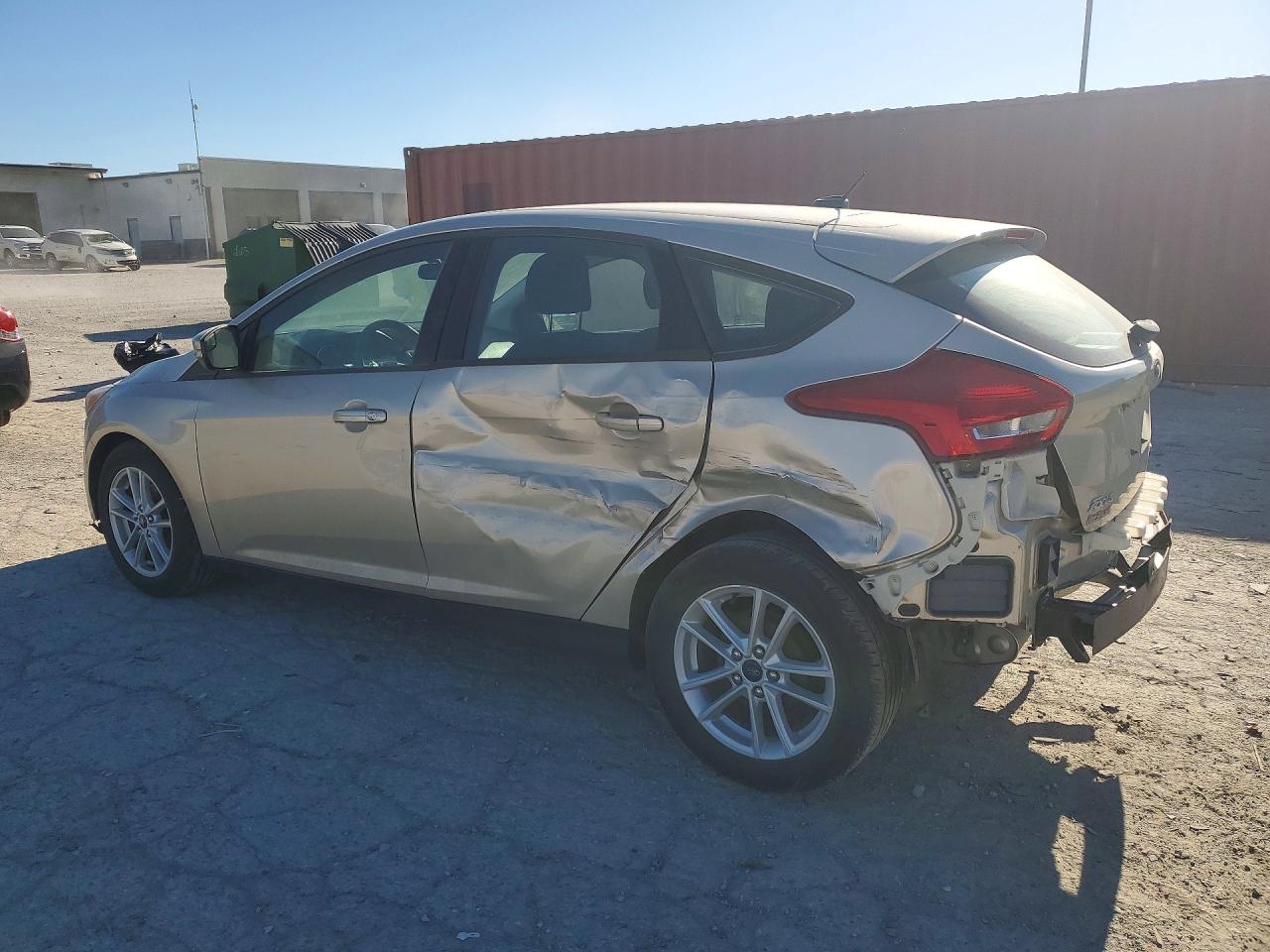 2017 FORD FOCUS SE photo 4