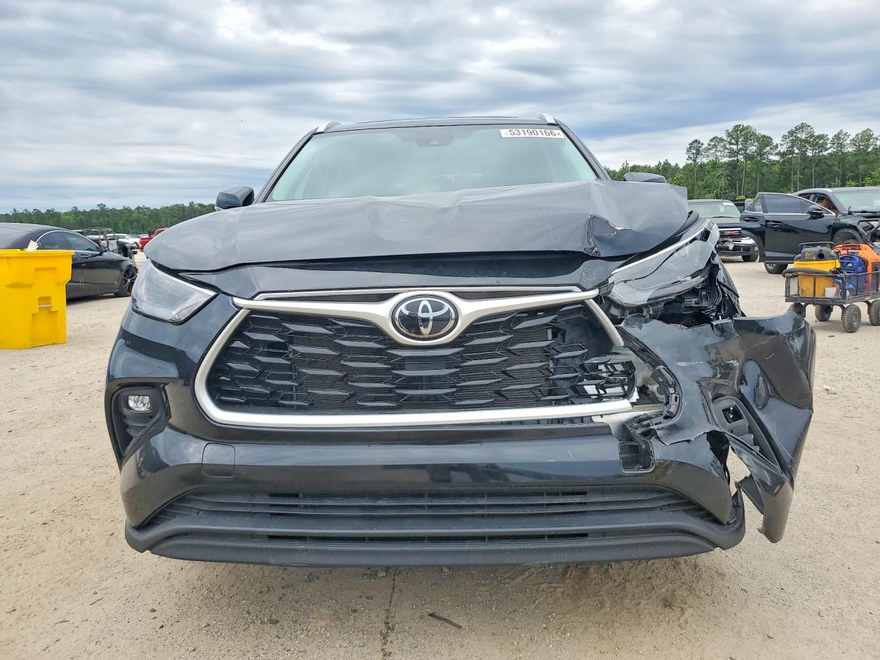 2023 TOYOTA HIGHLANDER XLE photo 9