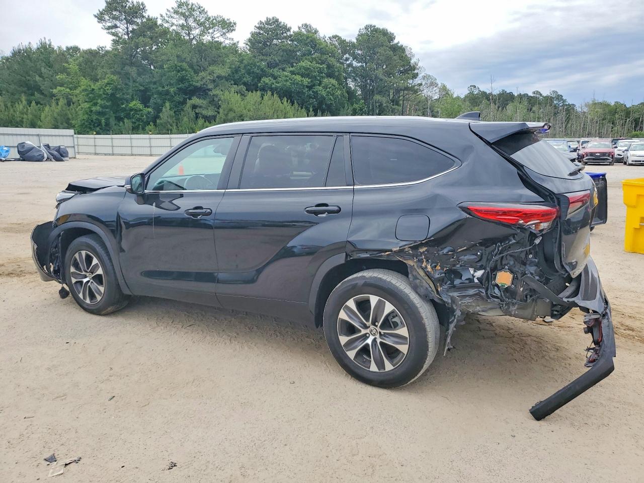2023 TOYOTA HIGHLANDER XLE photo 3