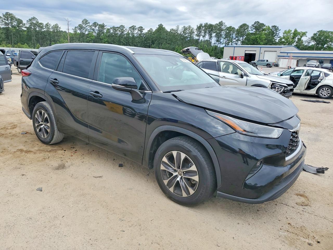 2023 TOYOTA HIGHLANDER XLE photo 7