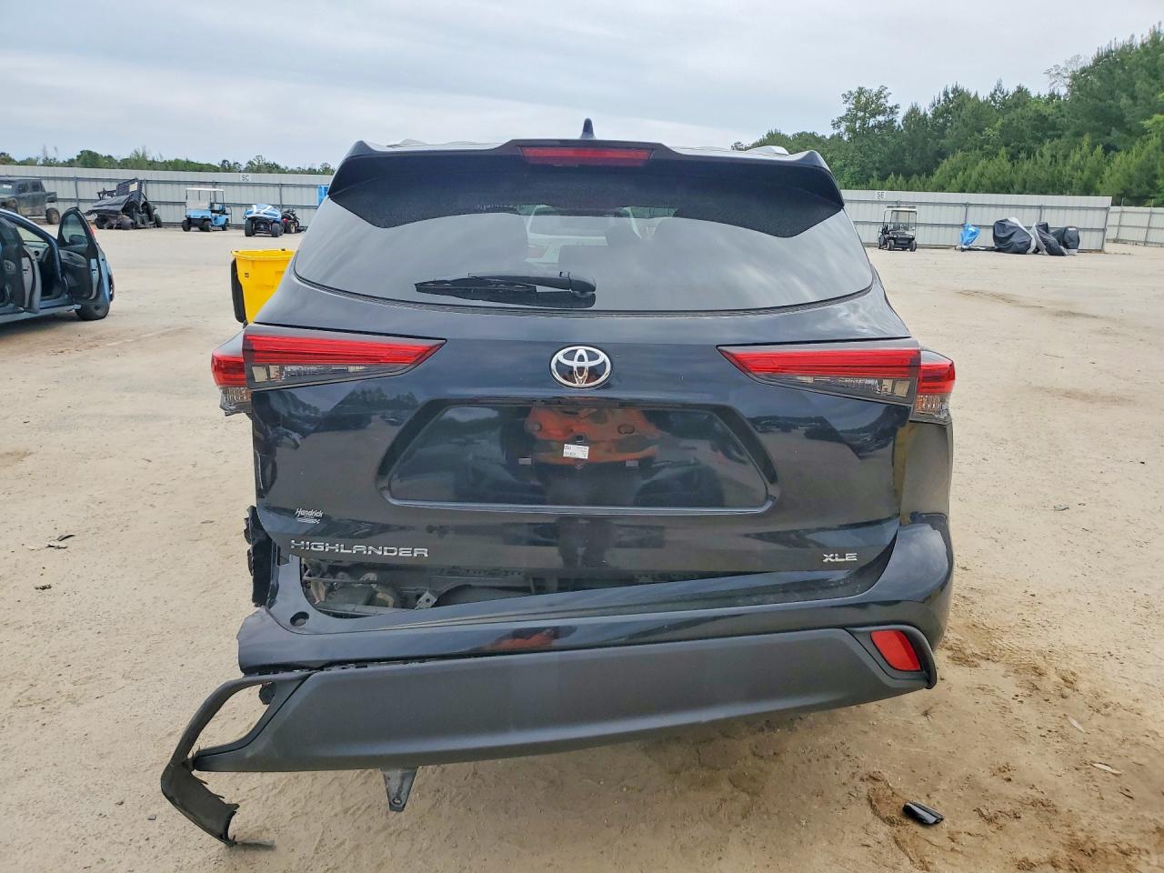 2023 TOYOTA HIGHLANDER XLE photo 11