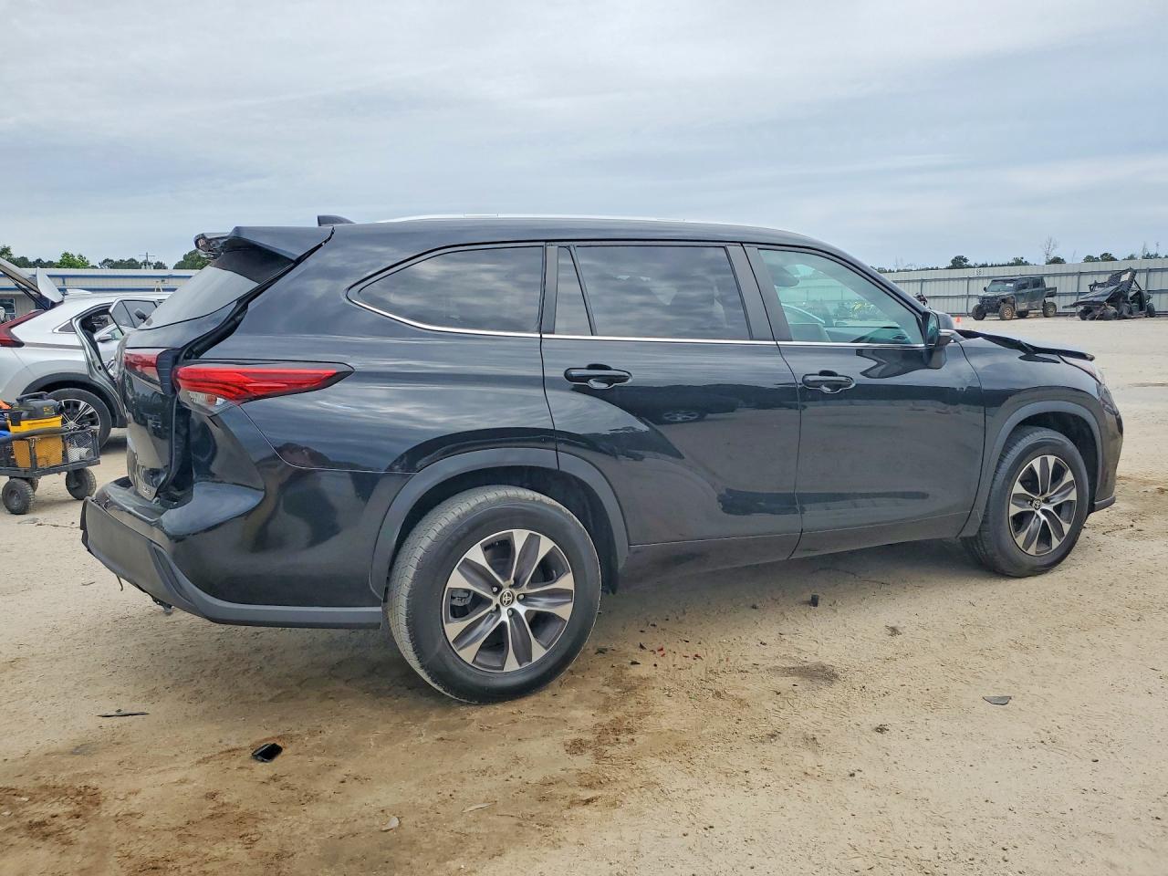 2023 TOYOTA HIGHLANDER XLE photo 5
