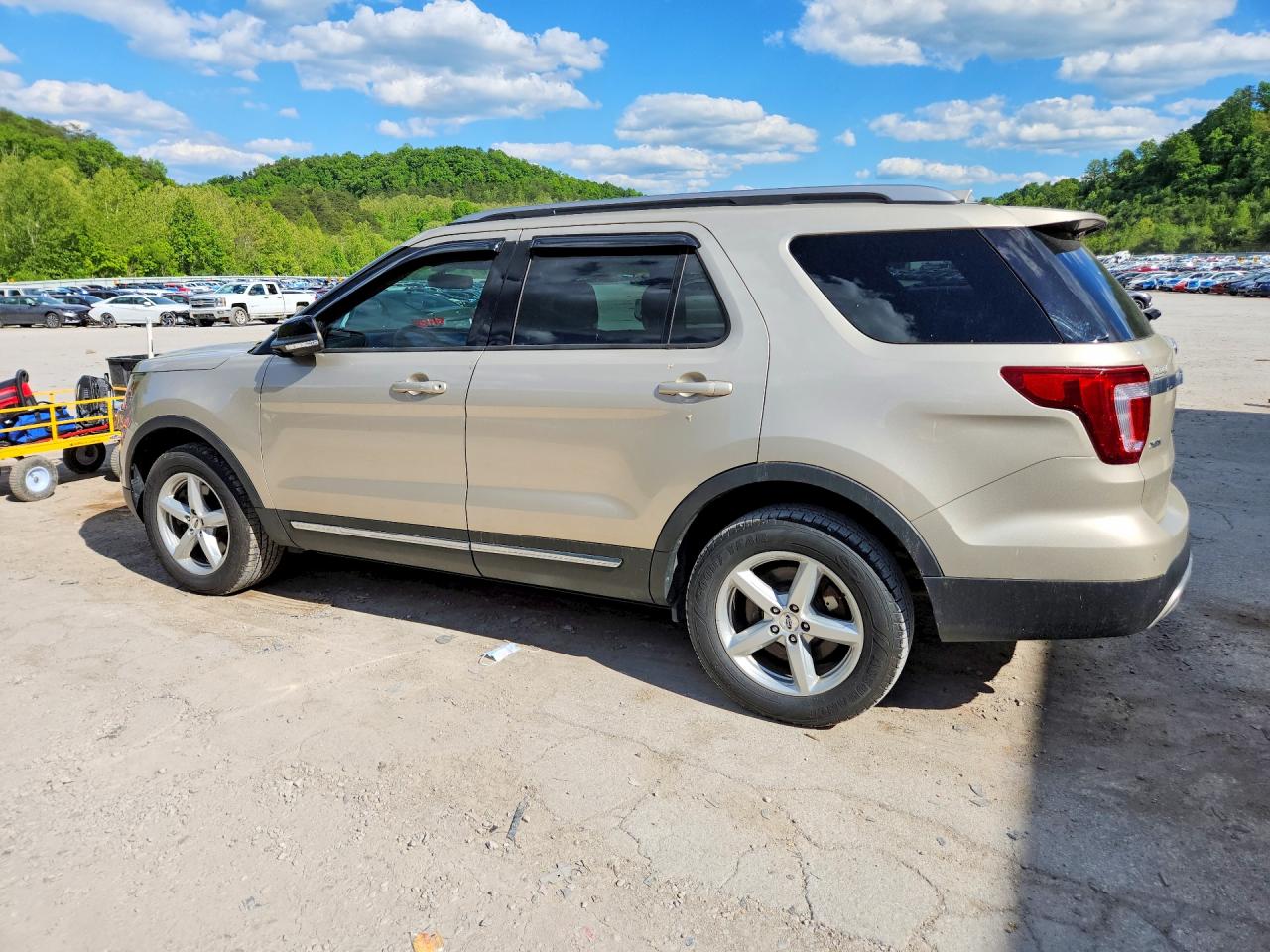 2017 FORD EXPLORER XLT photo 4