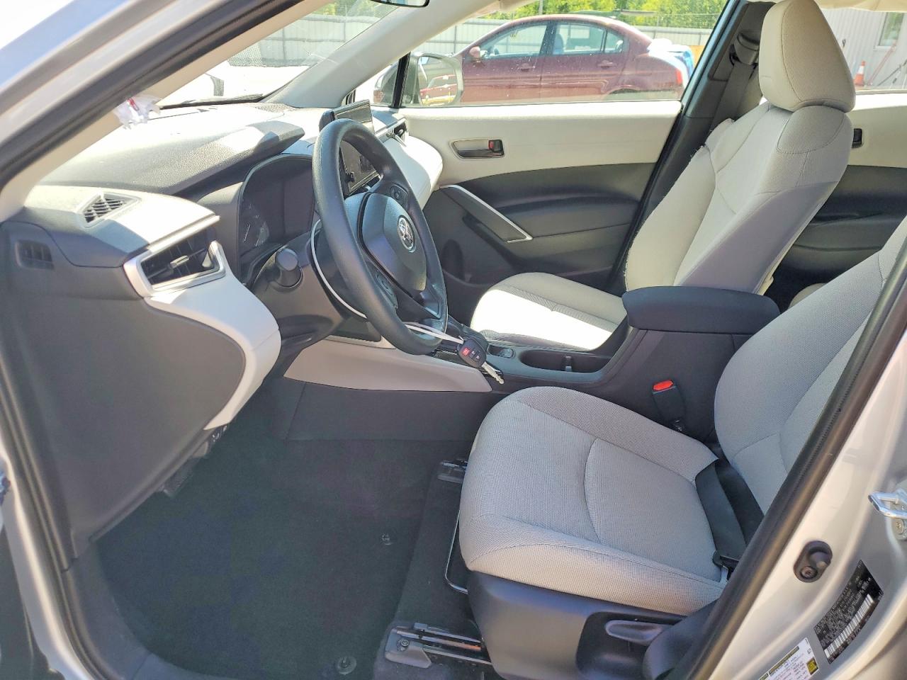 2025 TOYOTA COROLLA CROSS L photo 13