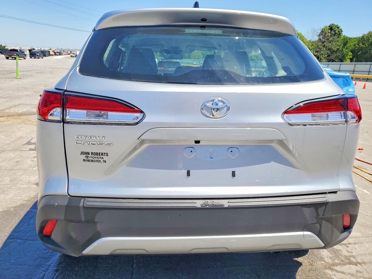 2025 TOYOTA COROLLA CROSS L photo 11