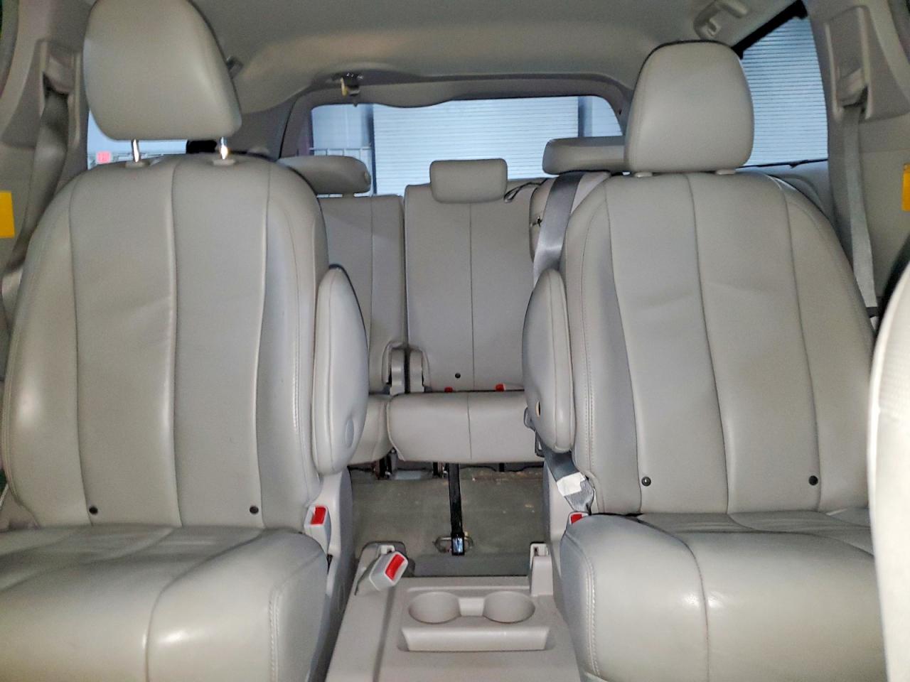 2014 TOYOTA SIENNA XLE 8-PASSENGER photo 19