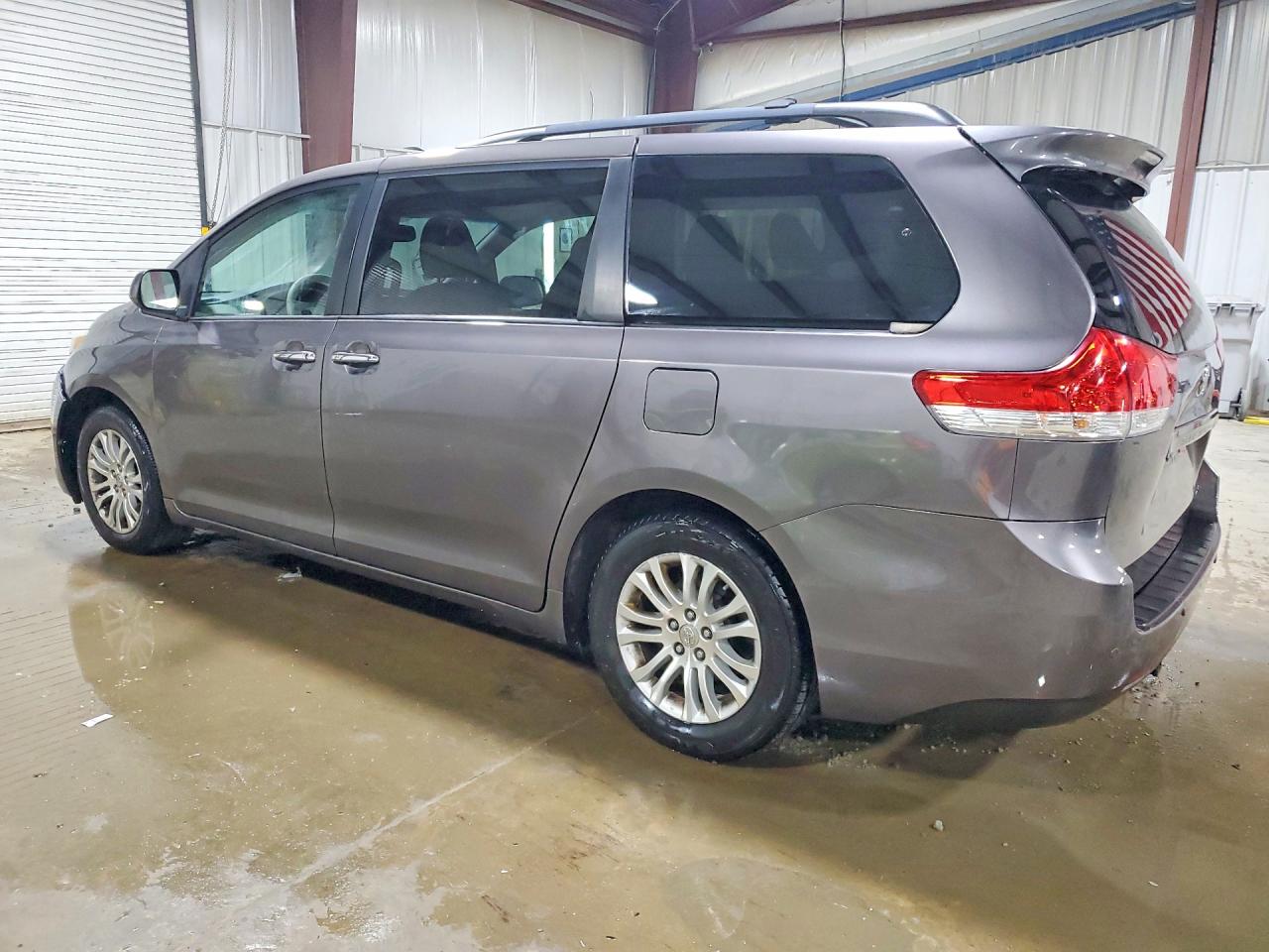2014 TOYOTA SIENNA XLE 8-PASSENGER photo 3