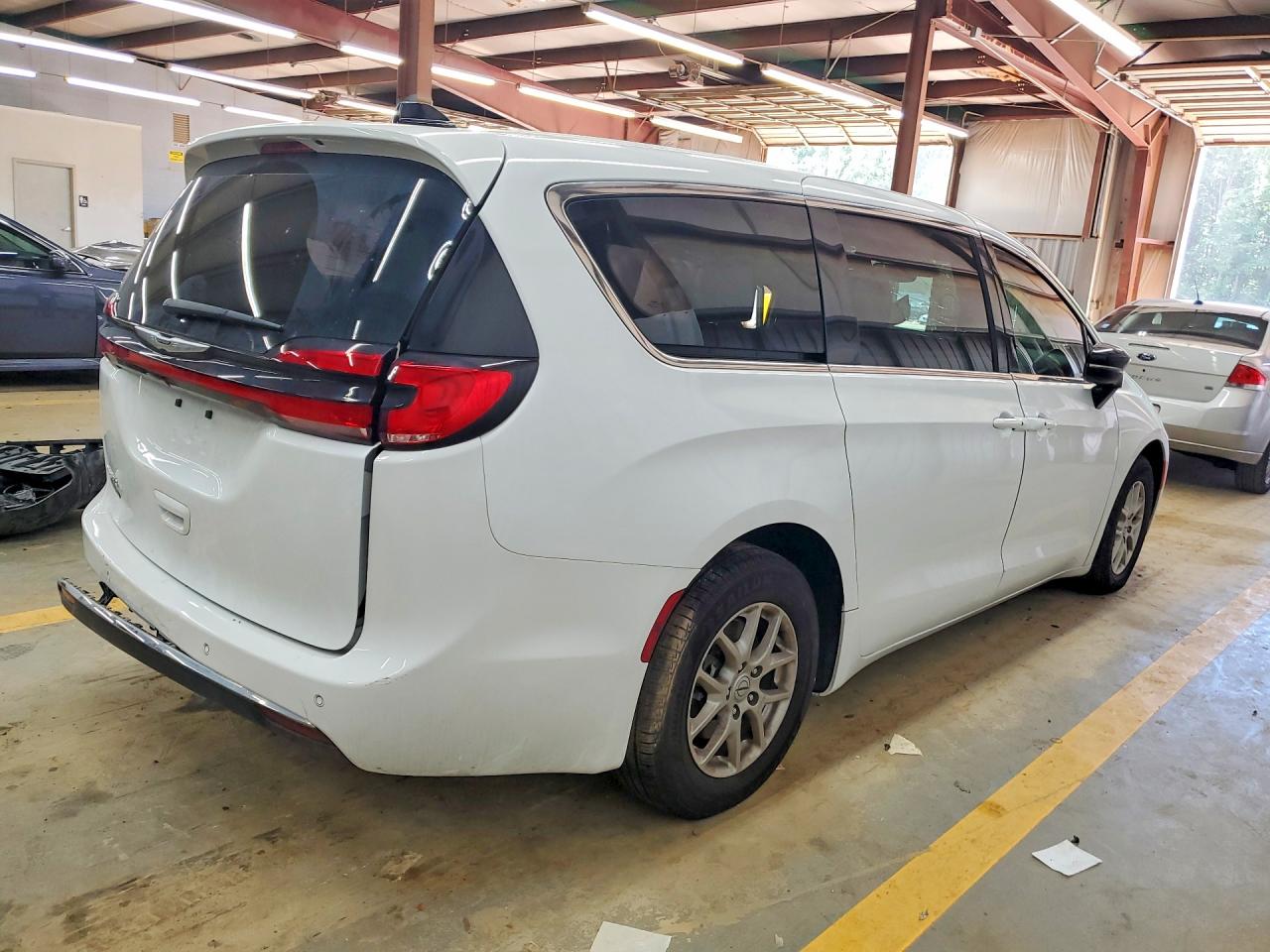 2024 CHRYSLER PACIFICA TOURING L photo 5