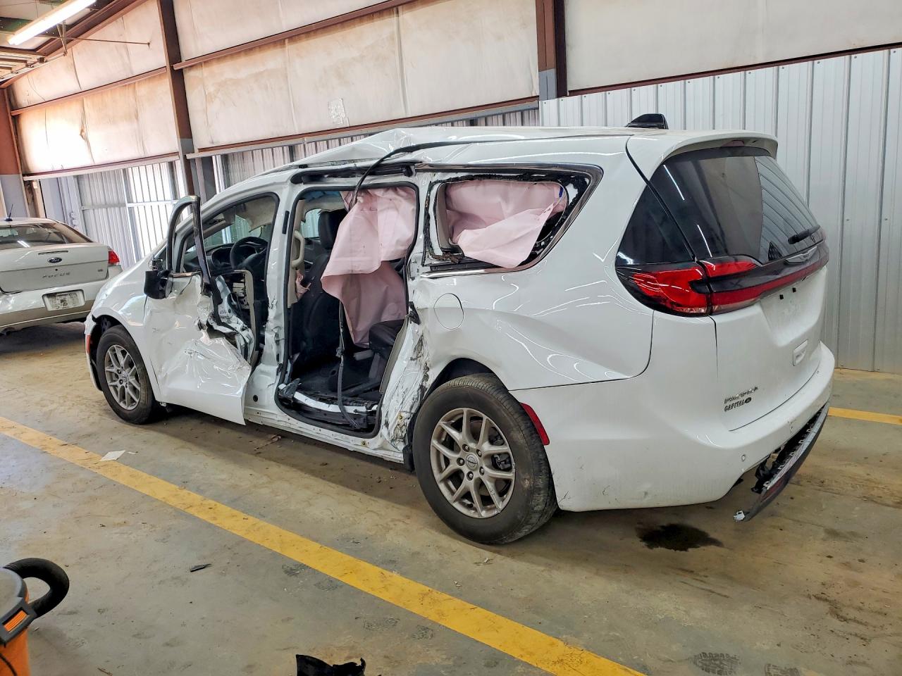 2024 CHRYSLER PACIFICA TOURING L photo 3