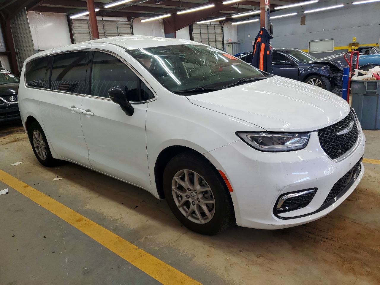 2024 CHRYSLER PACIFICA TOURING L photo 7
