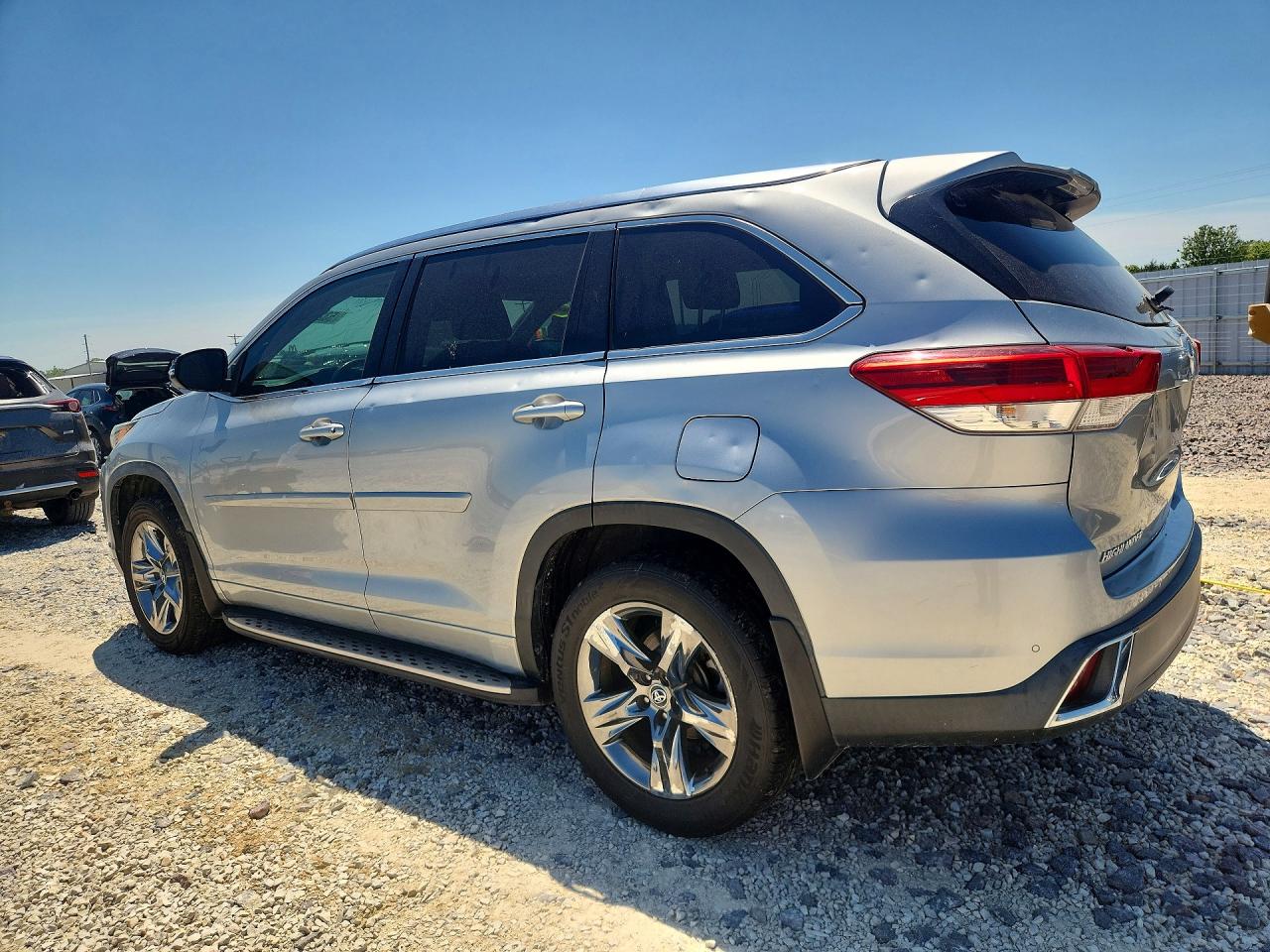 2019 TOYOTA HIGHLANDER LIMITED PLATINUM photo 2