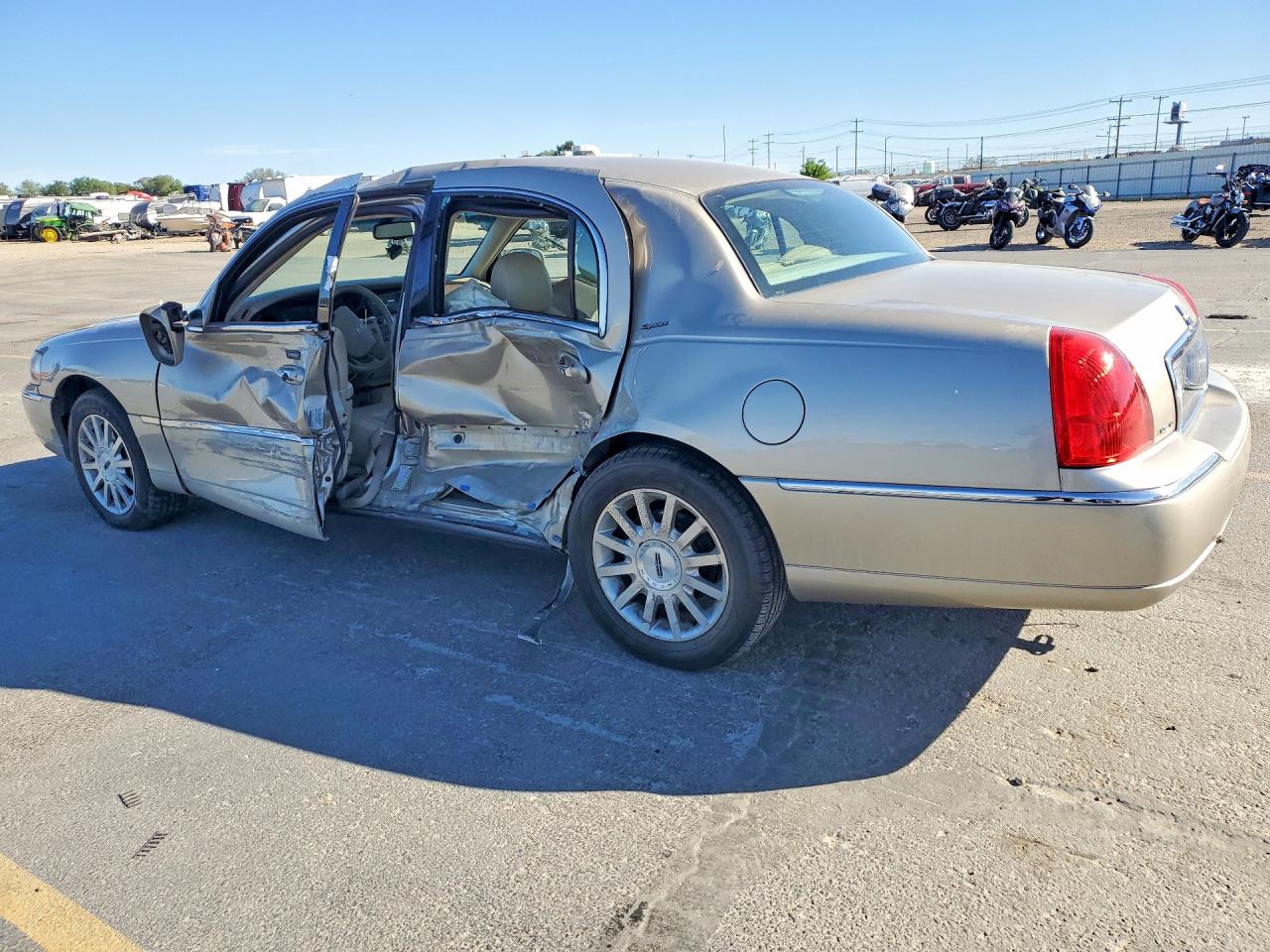 2007 LINCOLN TOWN CAR SIGNATURE photo 4