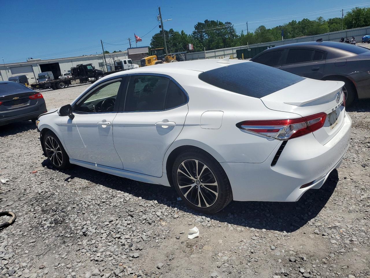 2020 TOYOTA CAMRY SE photo 3