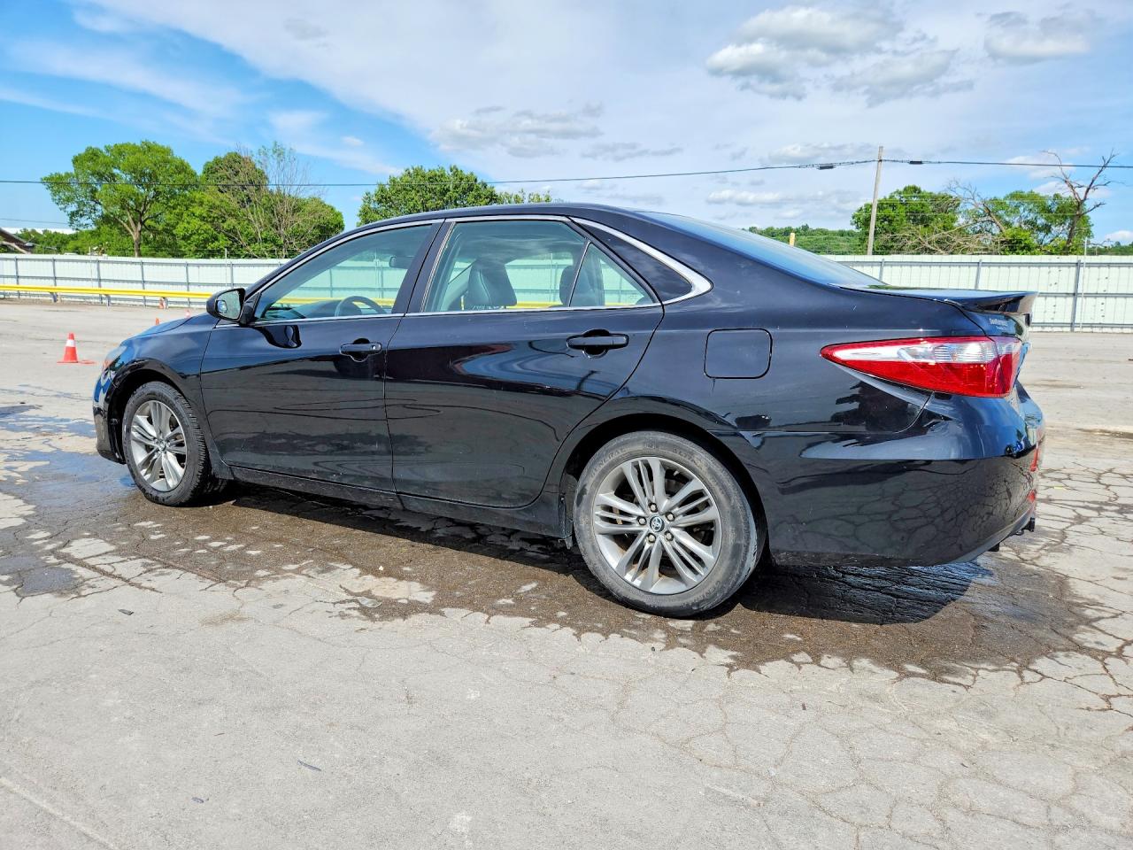 2017 TOYOTA CAMRY SE photo 4