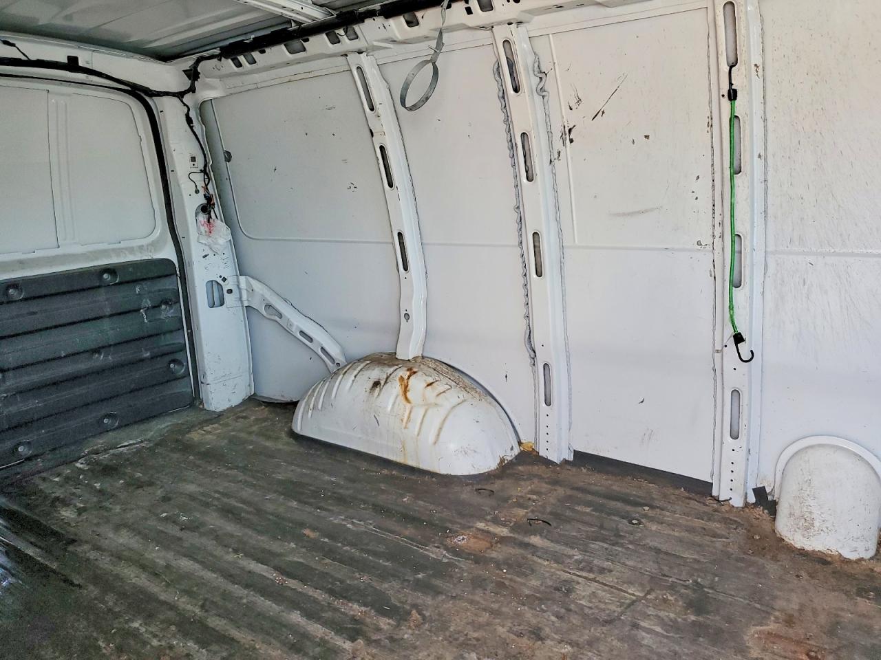 2015 GMC SAVANA G2500 photo 28