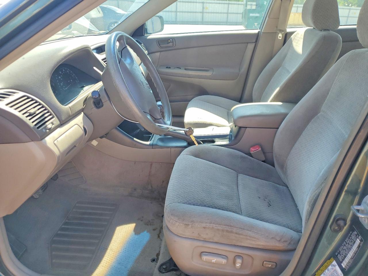 2004 TOYOTA CAMRY LE photo 13