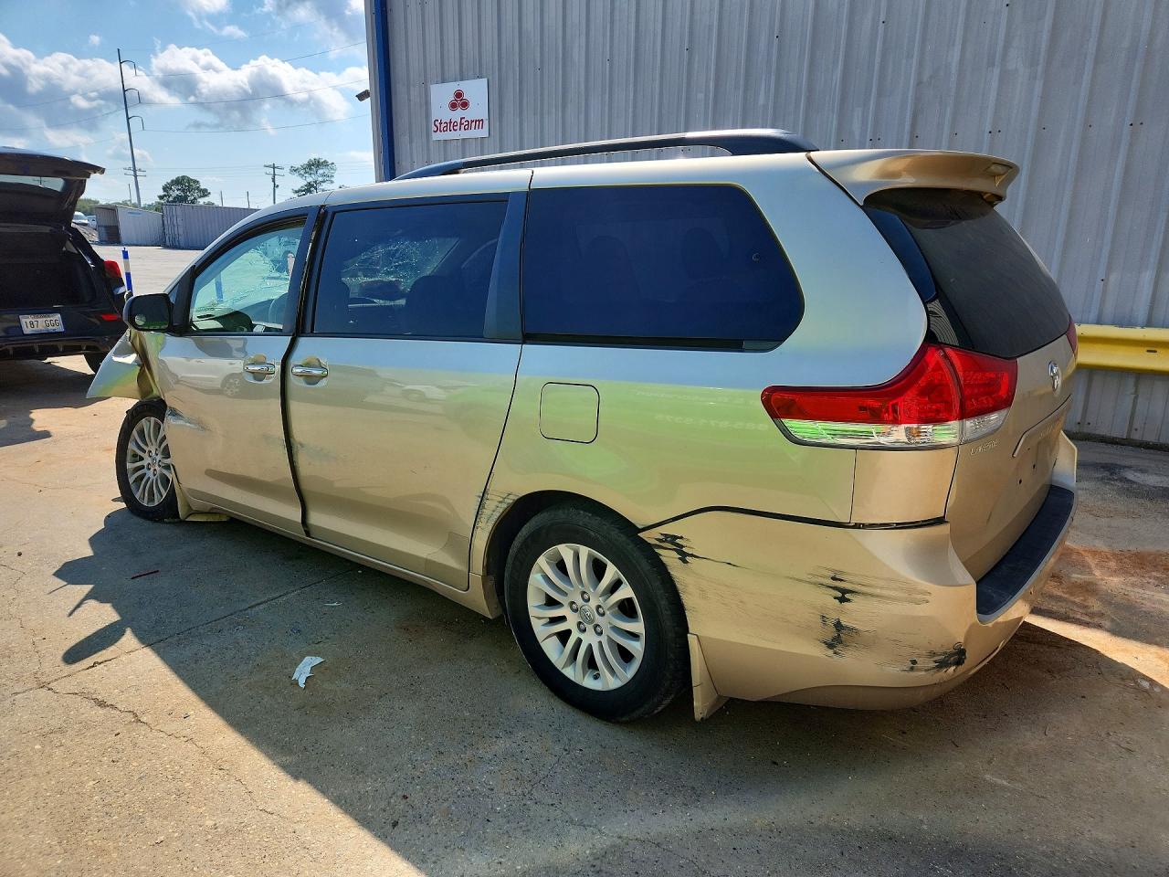 2014 TOYOTA SIENNA XLE 8-PASSENGER photo 4