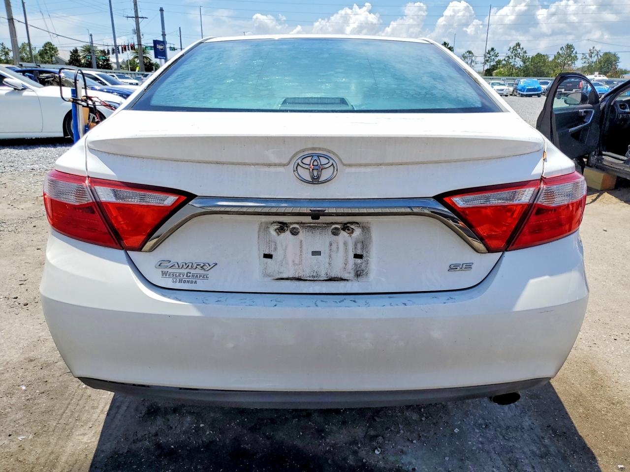 2015 TOYOTA CAMRY SE photo 6