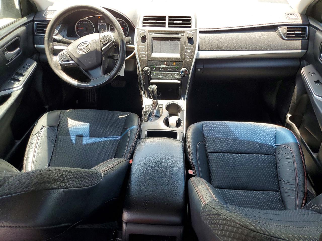 2015 TOYOTA CAMRY SE photo 8