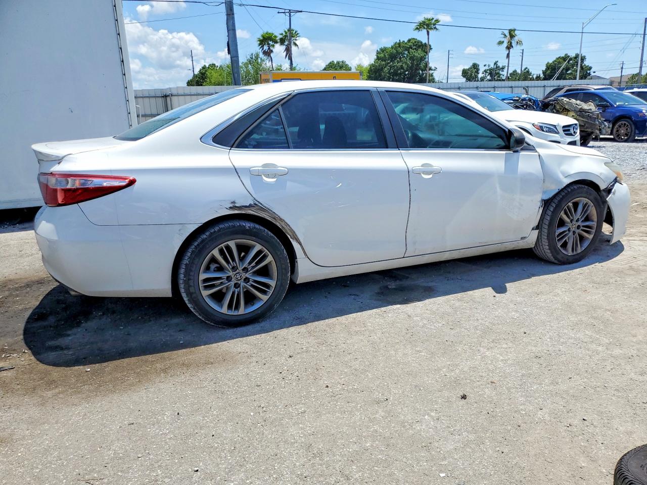2015 TOYOTA CAMRY SE photo 3