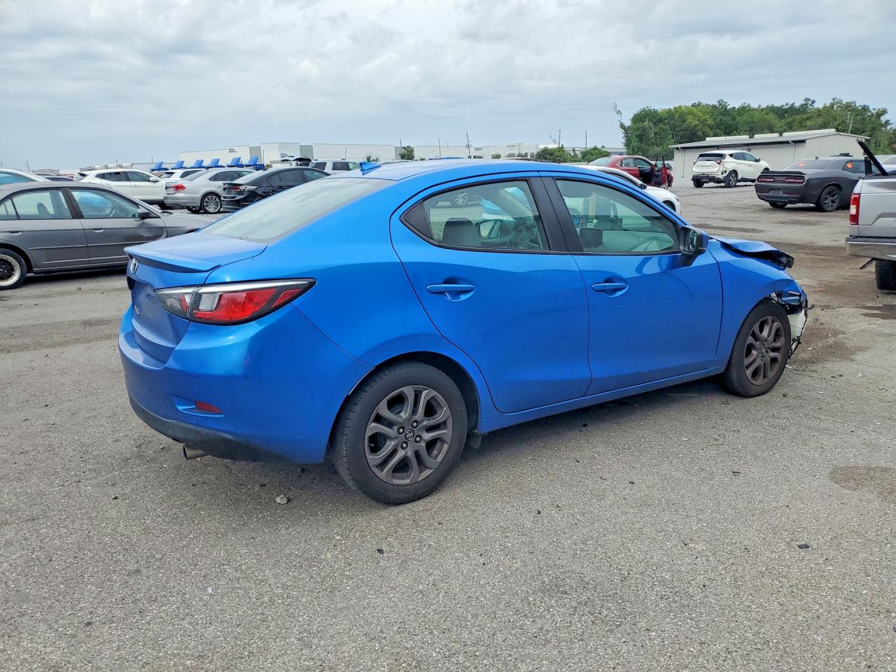 2019 TOYOTA YARIS LE photo 3