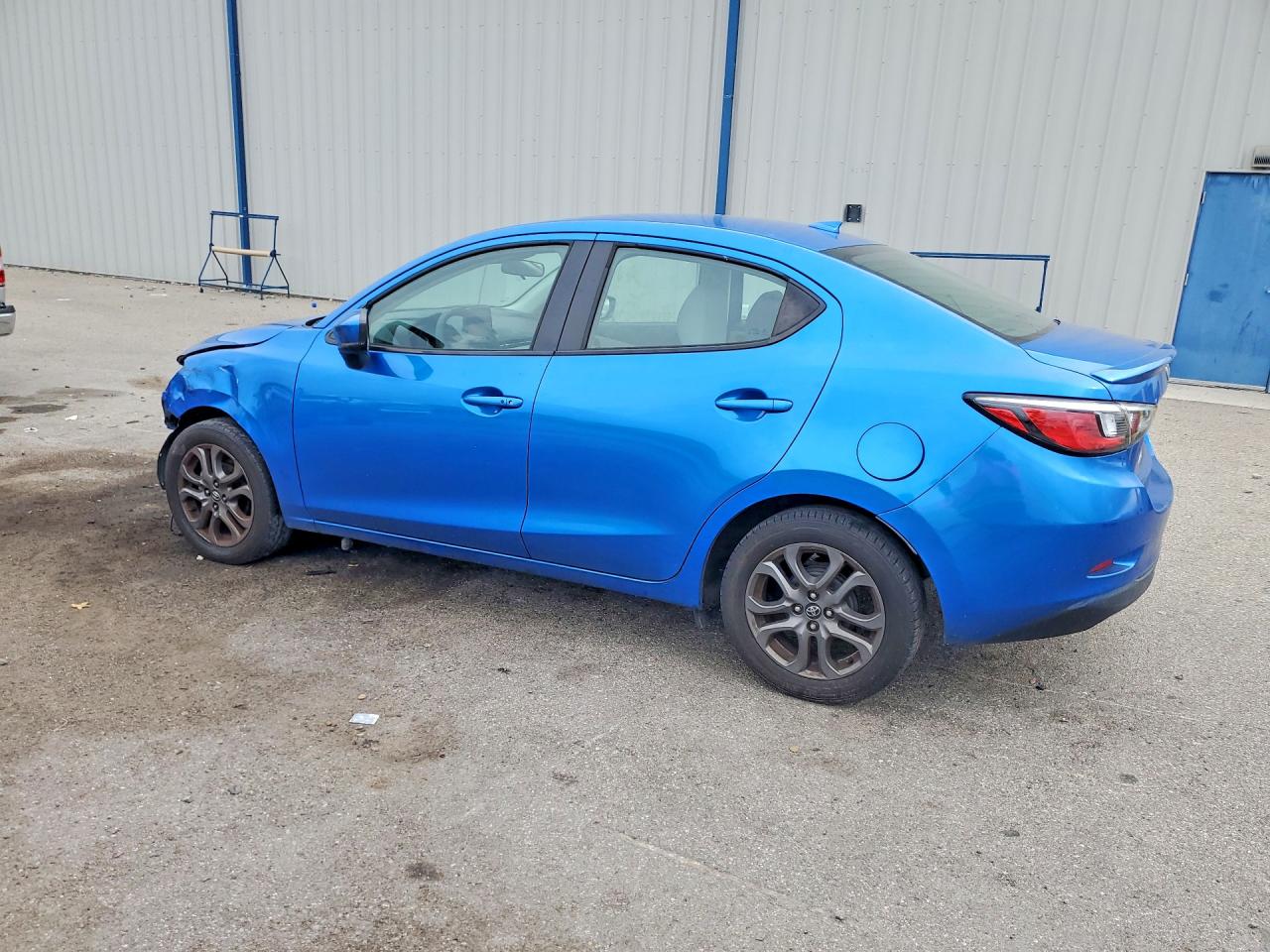 2019 TOYOTA YARIS LE photo 2