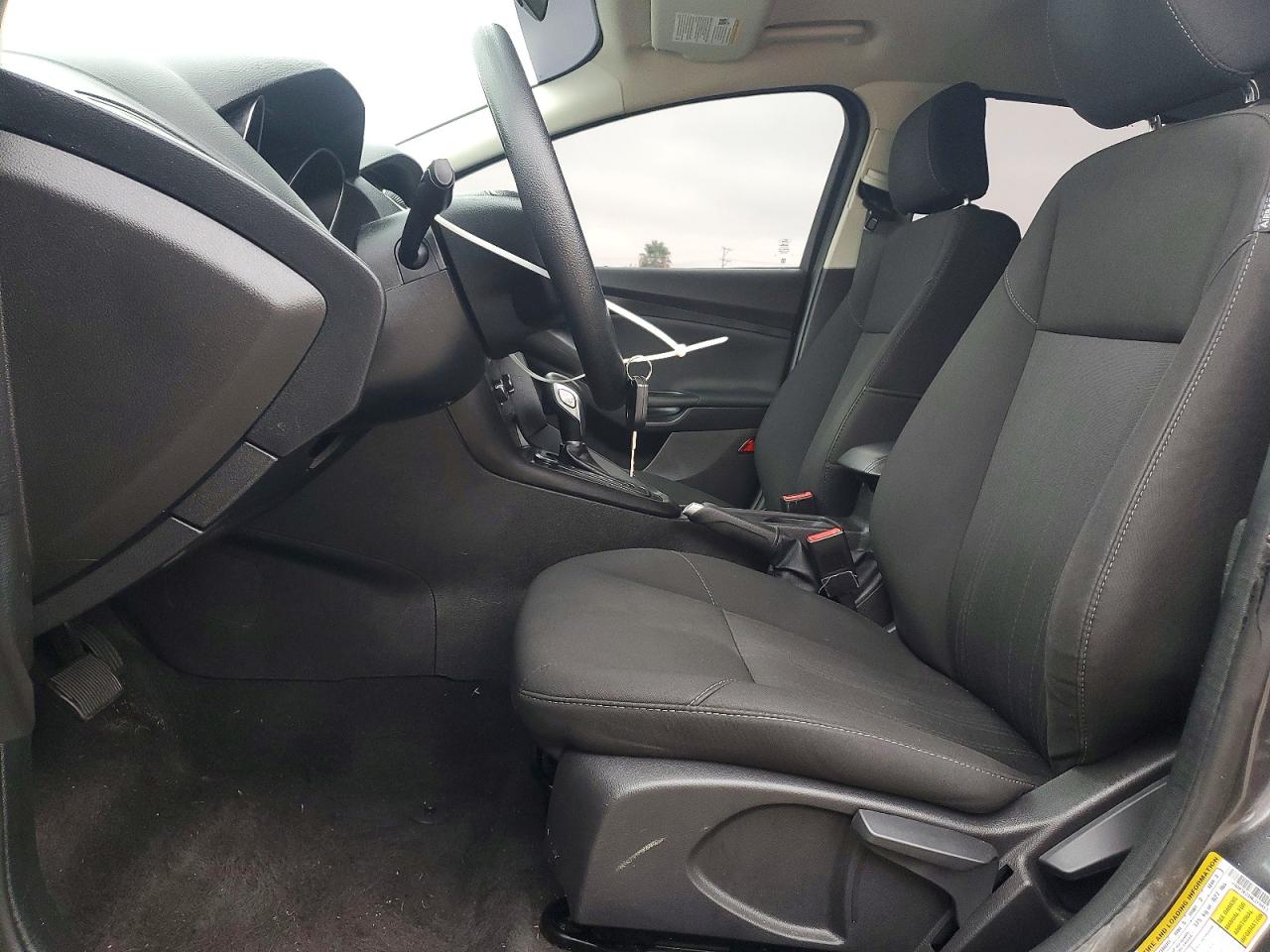 2017 FORD FOCUS SE photo 7