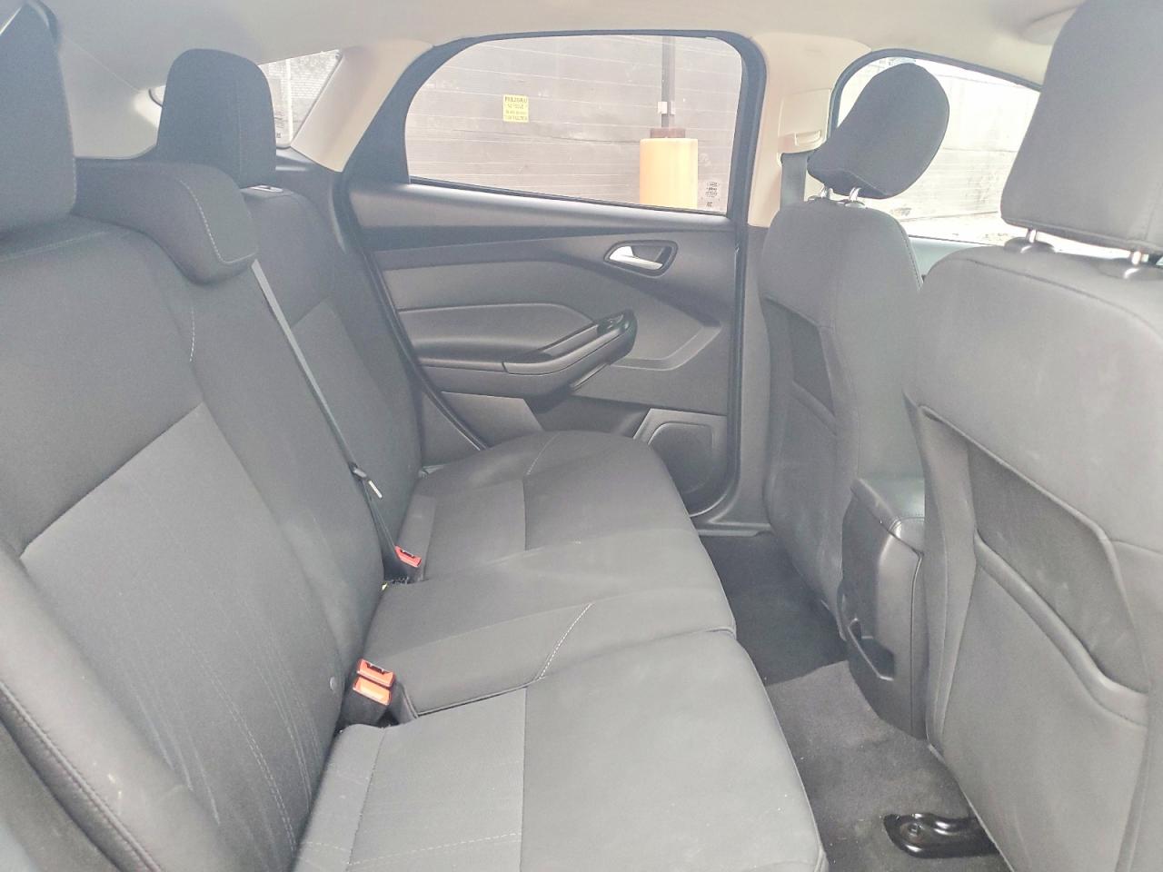 2017 FORD FOCUS SE photo 10