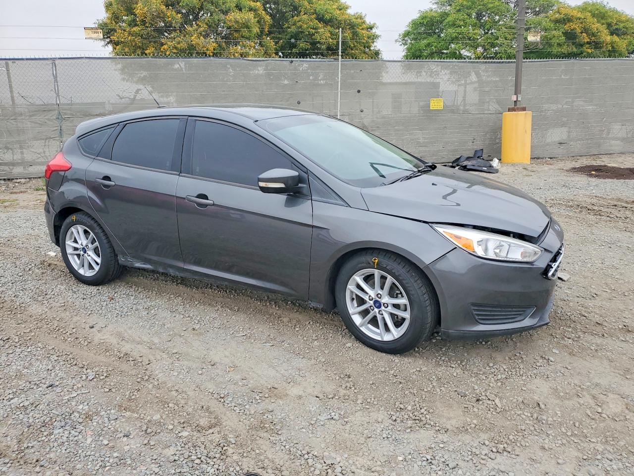 2017 FORD FOCUS SE photo 4
