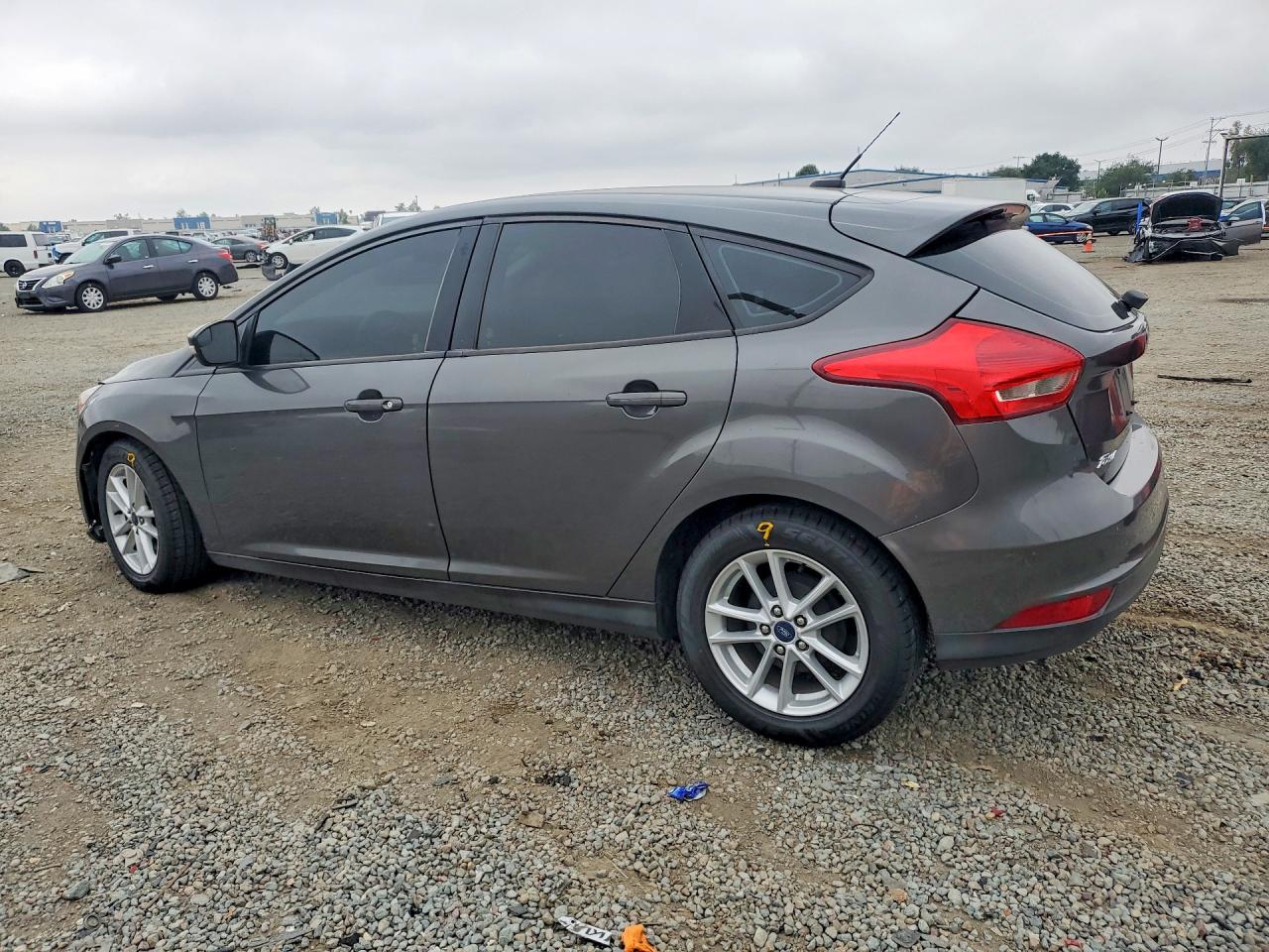 2017 FORD FOCUS SE photo 2