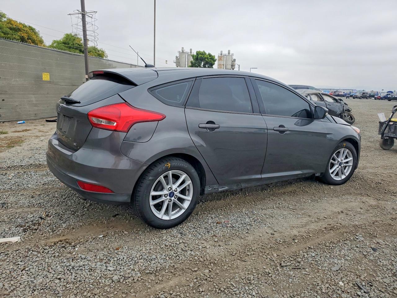 2017 FORD FOCUS SE photo 3