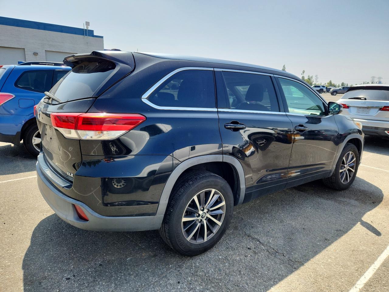 2017 TOYOTA HIGHLANDER XLE photo 5
