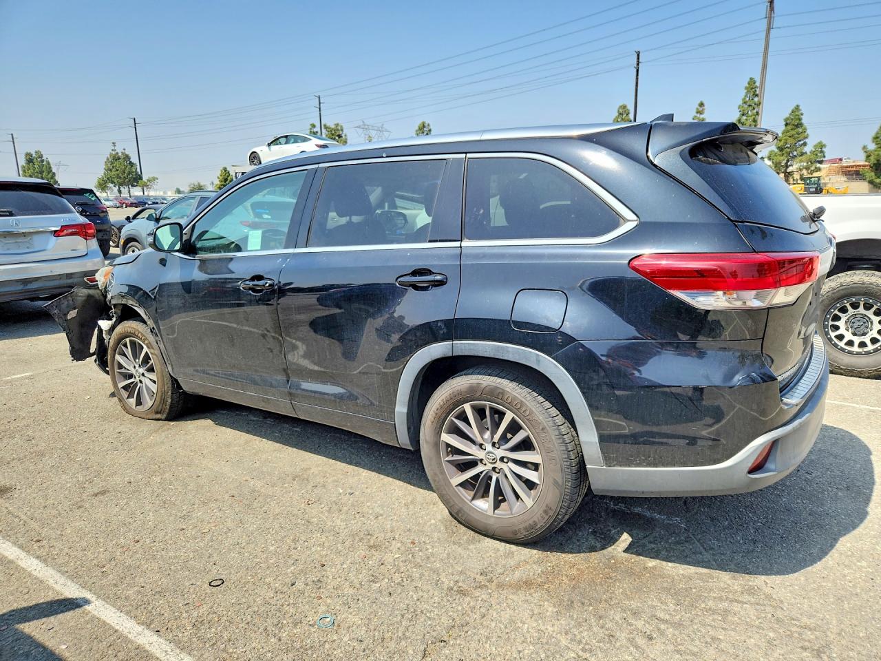 2017 TOYOTA HIGHLANDER XLE photo 3