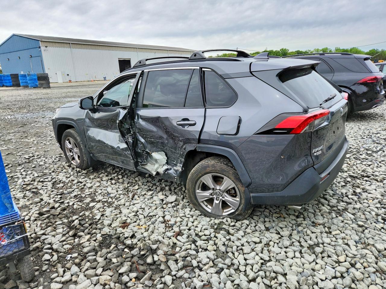 2022 TOYOTA RAV4 XLE photo 2