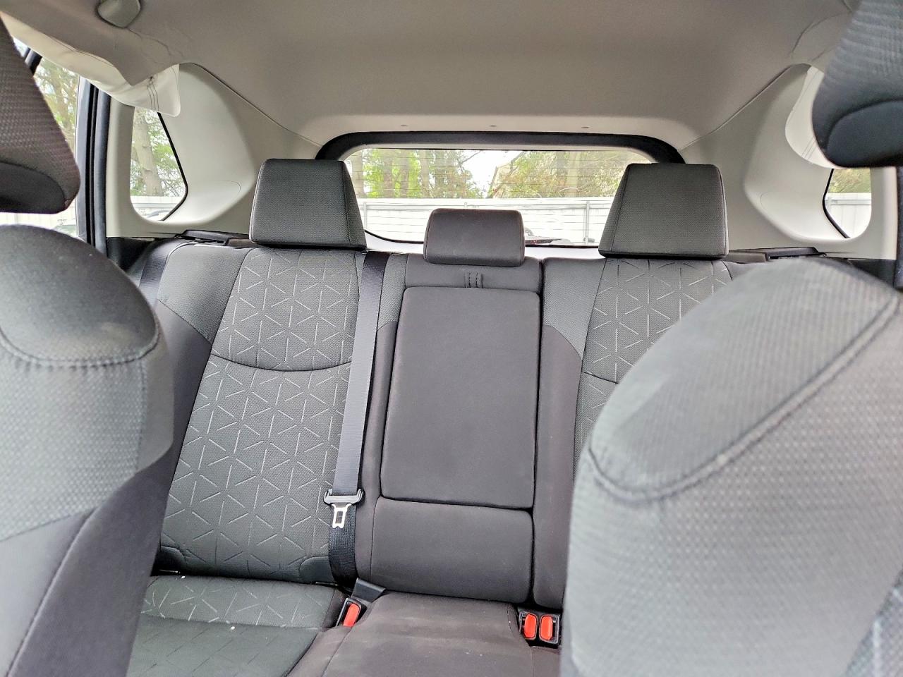 2022 TOYOTA RAV4 XLE photo 10