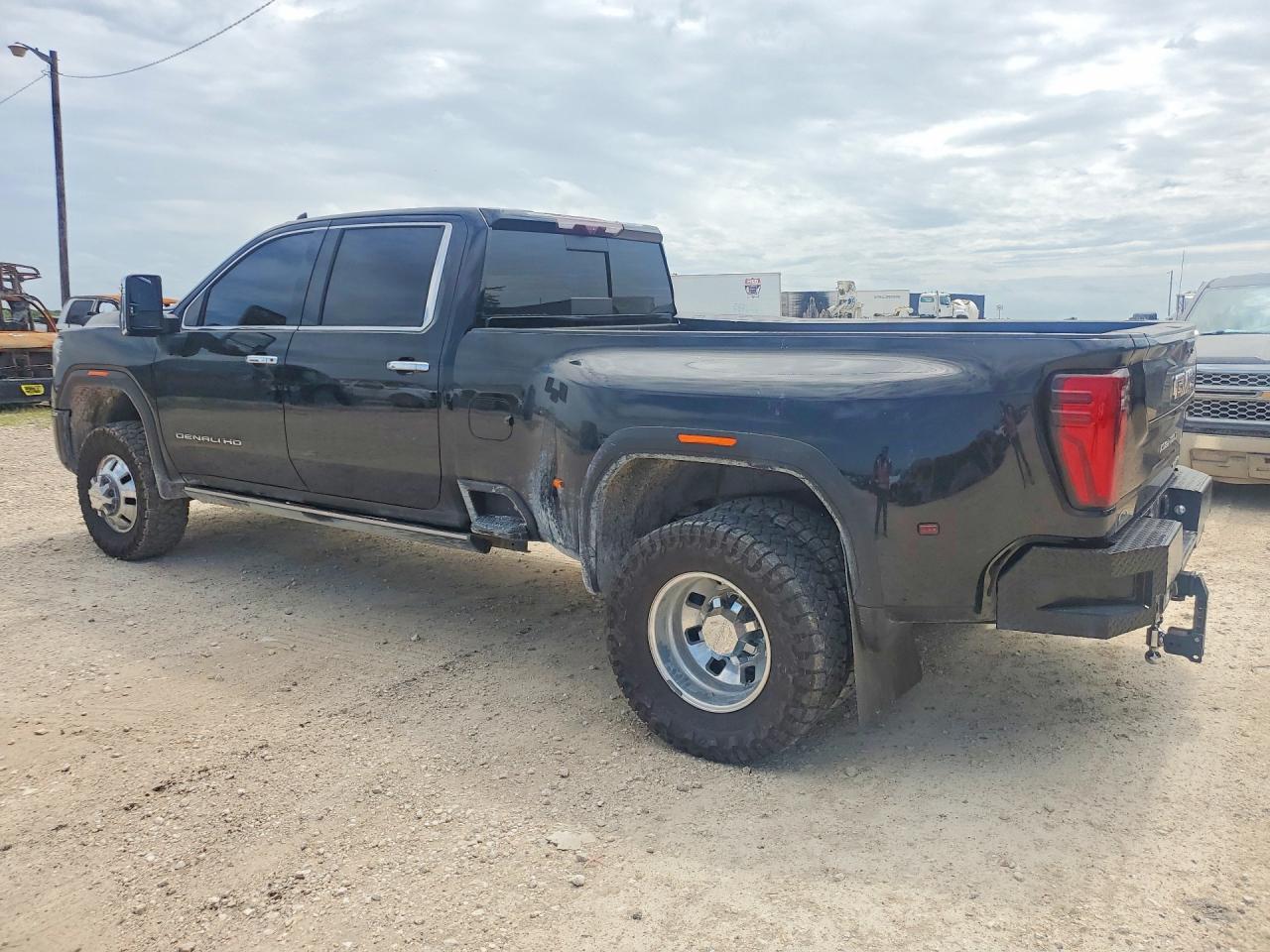 2025 GMC SIERRA K3500 DENALI photo 3