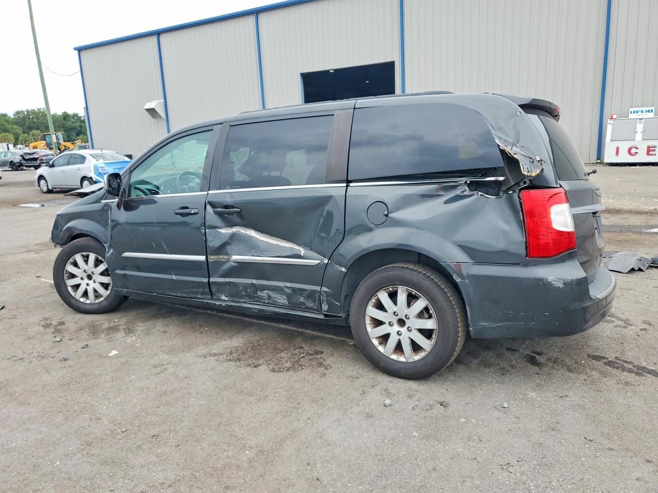 2011 CHRYSLER TOWN & COUNTRY TOURING L photo 2