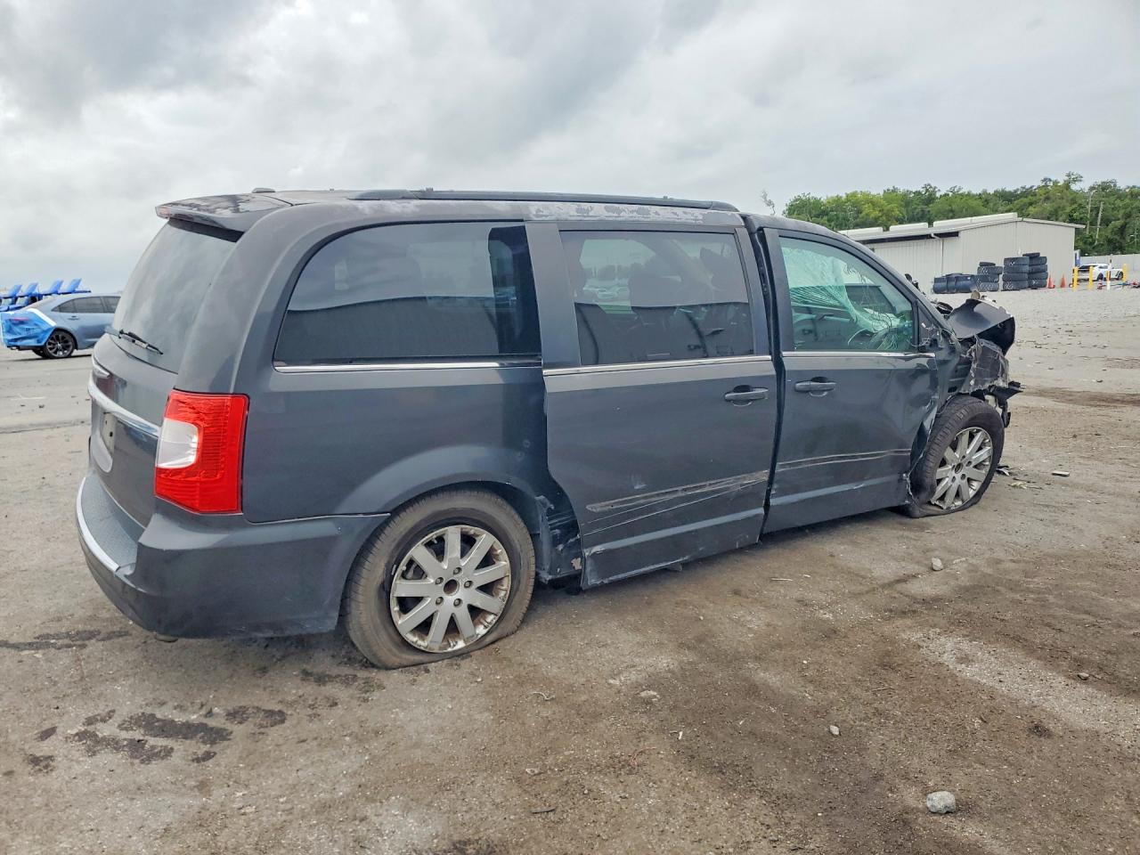 2011 CHRYSLER TOWN & COUNTRY TOURING L photo 3