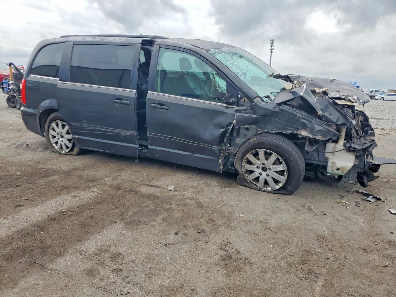 2011 CHRYSLER TOWN & COUNTRY TOURING L photo 4