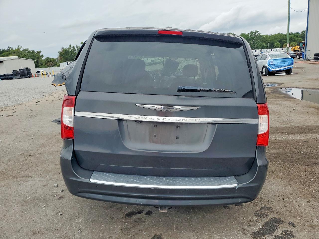 2011 CHRYSLER TOWN & COUNTRY TOURING L photo 6