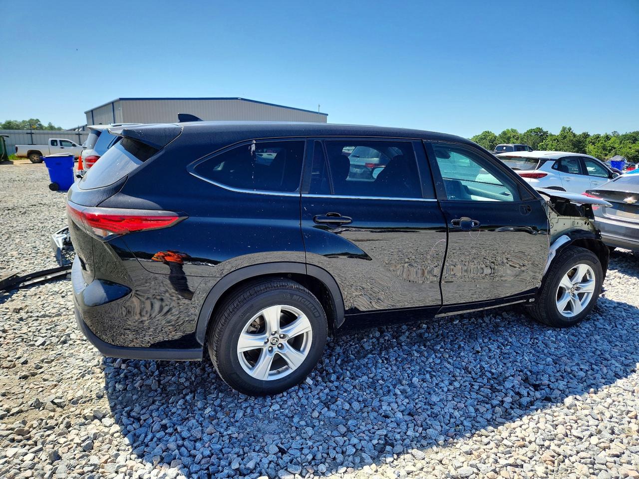 2023 TOYOTA HIGHLANDER LE photo 3