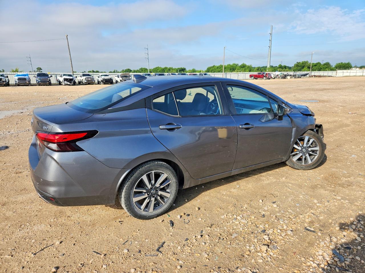 2021 NISSAN VERSA SV photo 5